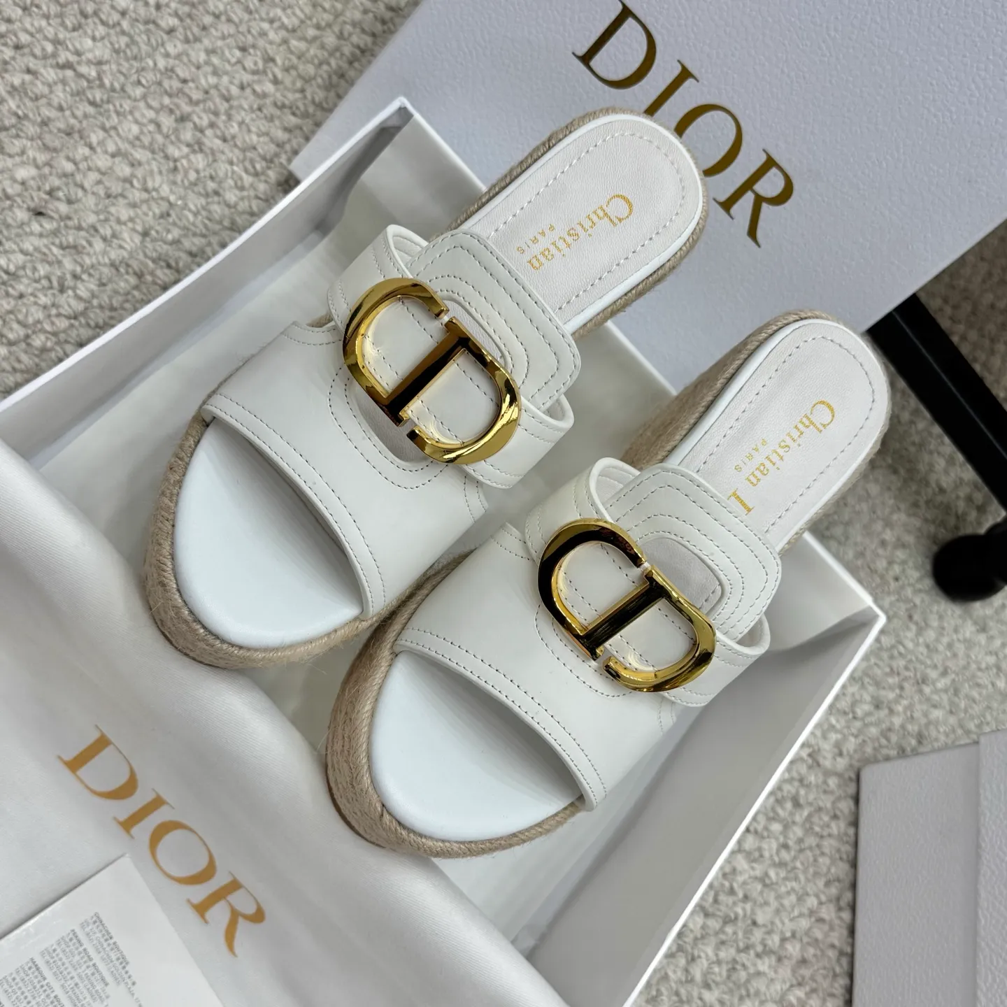 👟👟Ex-factory price 520👟👟 Increased height version✅🇨🇳 🇨🇳Dior 25ss summer high version new sandals. Simple and super versatile. Perfect and luxurious on the feet, can be matched with any spring and summer clothes. The foot feels even more comfortable! The material is a perfect replica of the original. Original disassembly and molding. ✅❶Material: original customized cowhide ✅❷Inner: original customized sheepskin ✅❸Foot: original customized sheepskin ✅❹Outsole: original woven wedge outsole ✅❺Heel height: 9.5cm ✅❻Packaging: original full set of packaging ✅❼Number: 35-41
